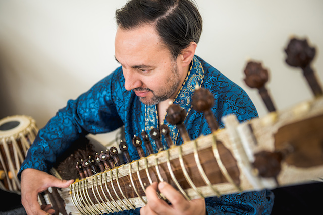 Jonathan Mayer, sitar